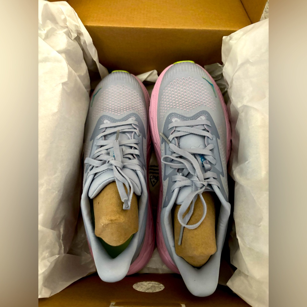 NEW - never worn Hoka Women’s Arabia 7 B (Medium) US Size 6.5